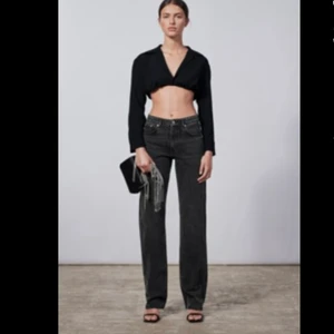 Säljer zara mid waist straight - Säljer dessa fina mid waist byxorna i en straight modell helt slutsålda 💕💕