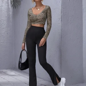 Svarta byxor  - Väldigt snygga och eleganta svarta byxor med en liten slits nere vid benen. 🤩 Jag säljer dessa för att de inte har kommit till användning tyvärr. Om du undrar över något är det bara att fråga 💕  •Endast testade •Storlek S •Svarta •Märke: SHEIN •99kr + frakt