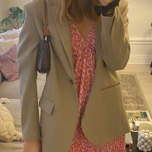 Rosa klänning Zara storlek S - Säljer min underbara rosa klänning från Zara i storlek S, då den är för kort för mig som är 1.80 cm lång. HELT SLUTSÅLD! Aldrig använd! Prislapp kvar!❤️