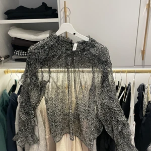 Blus / festtopp - Super fin helt oanvänd festtopp/ blus från mango💓