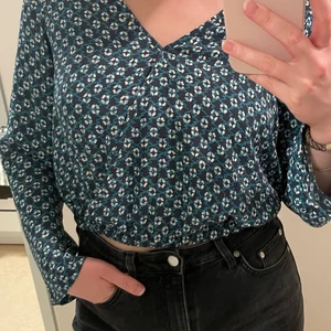 Croppad topp - Snygg croppad topp i fint mönster från Gina Tricot i storlek 36, men passar även 38 och 40 skulle jag säga. Den är i fint skick och sparsamt använd trots några år gammal ✨ skriv gärna om du har några frågor. 