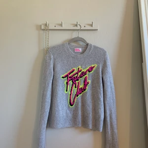 From future tröja - Säljer min snygga och sparsamt använd Kashmir tröja från from future. Den är i stolek s men passar även m 💕💕 köpt för ca 1400kr