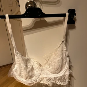 Spetsbh vit. HELT NY! - Superfin vit spets BH, aldrig använd pga för liten. 