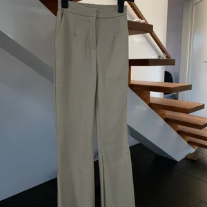 Fakeläder byxor  - NELLY.COM egna märke. Storlek: 32. 