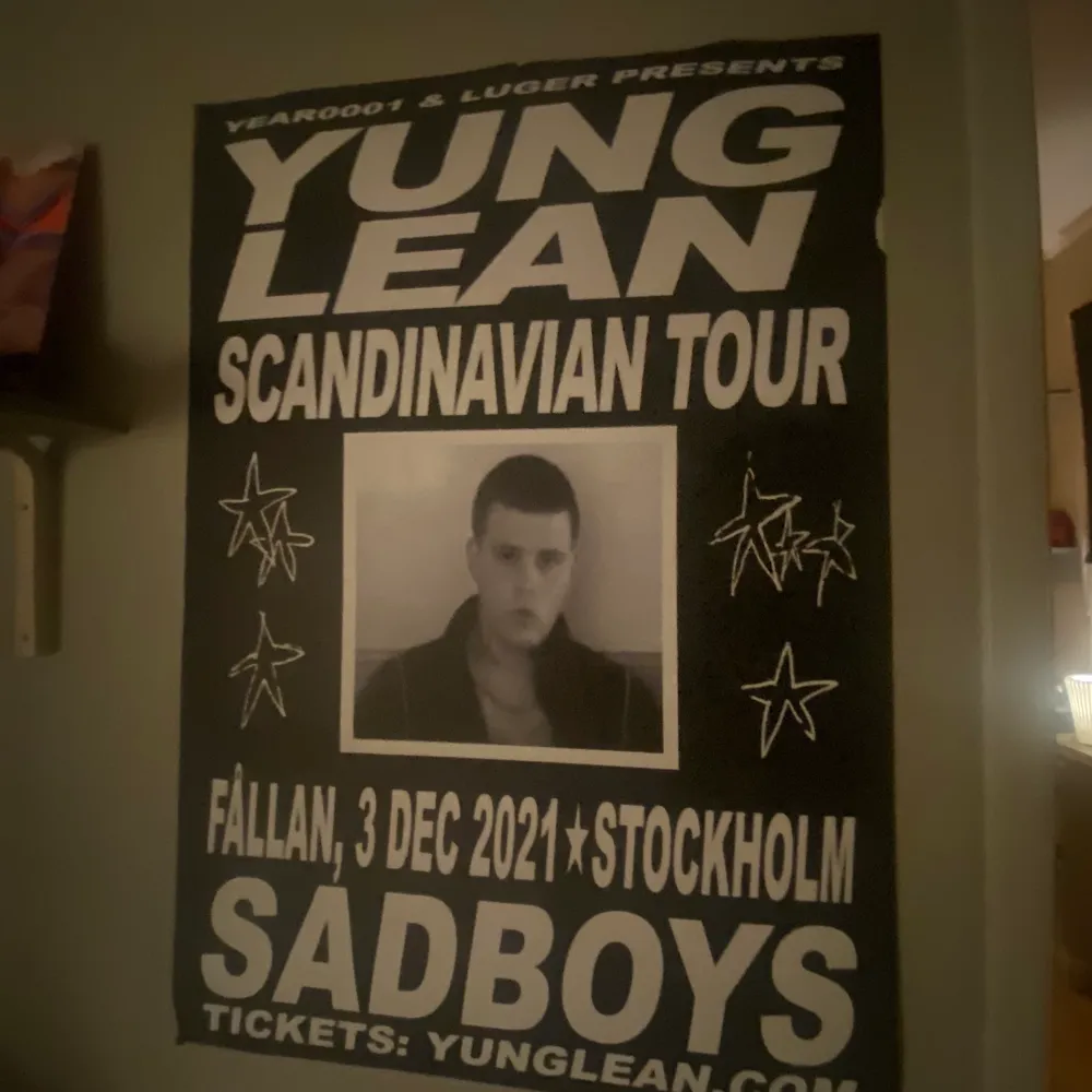 Yung lean affisc från hans senaste turné , Säljs i olika skick har ca 10 st hemma , Kan mötas i stockholm city eller frakta runt hela sverige  Säljer allt ifrån 150-300kr beronde på skick på PM för mer detialjer . Övrigt.