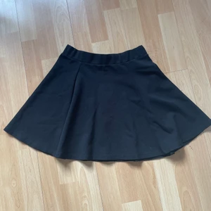 Tenniskjol - Klassisk svart ”tenniskjol” från hm. Används inte lägre därav säljs den. Storlek XS men stretchig så passar mig idag som använder str S. Frakt inräknat i priset ❤️