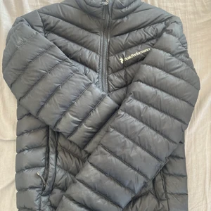 Peakperformance Jacka  - Säljer nu min svarta Peakperformance jacka efter som att jag har vuxit ur den. köpte den för ca ett år sen och har använt den mycke, den är perfekt nu till våren!