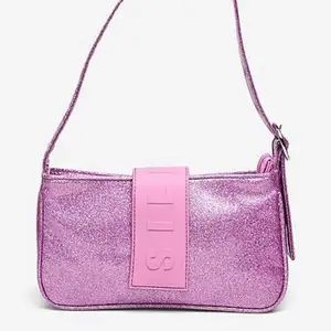 Tänkte nu kolla om nån är intresserad att köpa denna söta väska som piffar upp vilken outfitt som helst❤️ orginal priset är 599kr❤️ mått är 14x22 cm