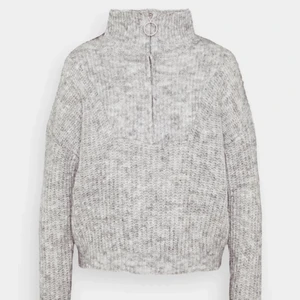 Stickad grå tröja - En jättefin stickad tröja från ONLY! Endast använd en gång, så nyskick! Storlek 34, passar mindre o större också beroende på hur man vill att den ska sitta🤍 Säljer då den ej kommer till användning, nypris 400kr! Nästan slutsåld på hemsidan!