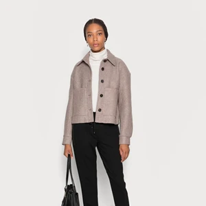 Beige kort vårkappa  - Intresse koll på denna jätte snygga korta kappa ifrån KAFFE i strl 36! Slutsåld på hemsidan. Nypris 1000kr, använd därav lite nopprig, priset kan ändras. Skriv privat för frågor eller fler bilder❤️