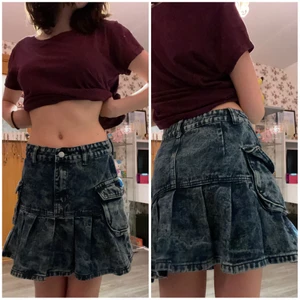 y2k jeanskjol med fickor - denhär JÄTTESÖTA jeanskjolen MED FICKOR är originellt från shein och ger mig heavy monster high vibes, jag brukar inte ha kjolar på mig för jag tycker att de inte passar min kropp så bra annars hade jag älskat denhär