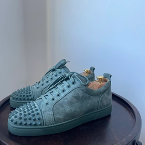 Louboutin - Säljer mina loubs, size 42! Finns en liten fläck på ena skon! Annars är de 8/10. Kvitto finns och det rengörs innan fraktning. Har bud på 3000kr