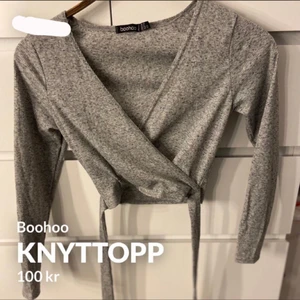 Knyttopp från boohoo - Snygg top med knytning i midjan, nyskick. Storlek 38. Pris: 100kr (frakten ingår i priset)