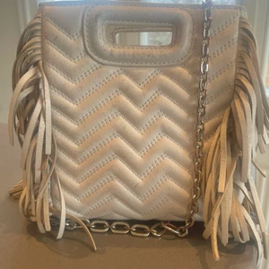 Maje väska - Tänkte sälja min så fina vita maje väska, perfekt till våren och sommaren💘  Den är i modellen mini M bag och har endast kedje bandet, välanvänd och lite sliten (därav priset) men fortfarande väldigt fin💕