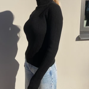 H&M svart polotröja - Ribbad svart polotröja från H&M. I storlek M. Frakt ingår.