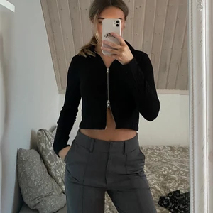 Tröja zip - Säljer denna zip tröja, går att ha på olika vis som ni ser på bilderna. 100 kr 💗