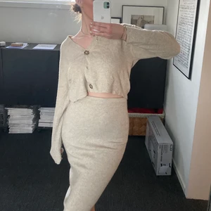 Stickat set - Det finaste och skönaste setet!! Perfekt nu till våren❤️ en knapp saknas på koftan men är ingeting som syns mkt, det är inräknat i priset! Nypris: 800