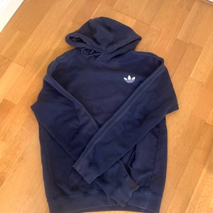 Adidas Hoodie / tjocktröja - Mörkblå hoodie strlk L, sitter som den ska.