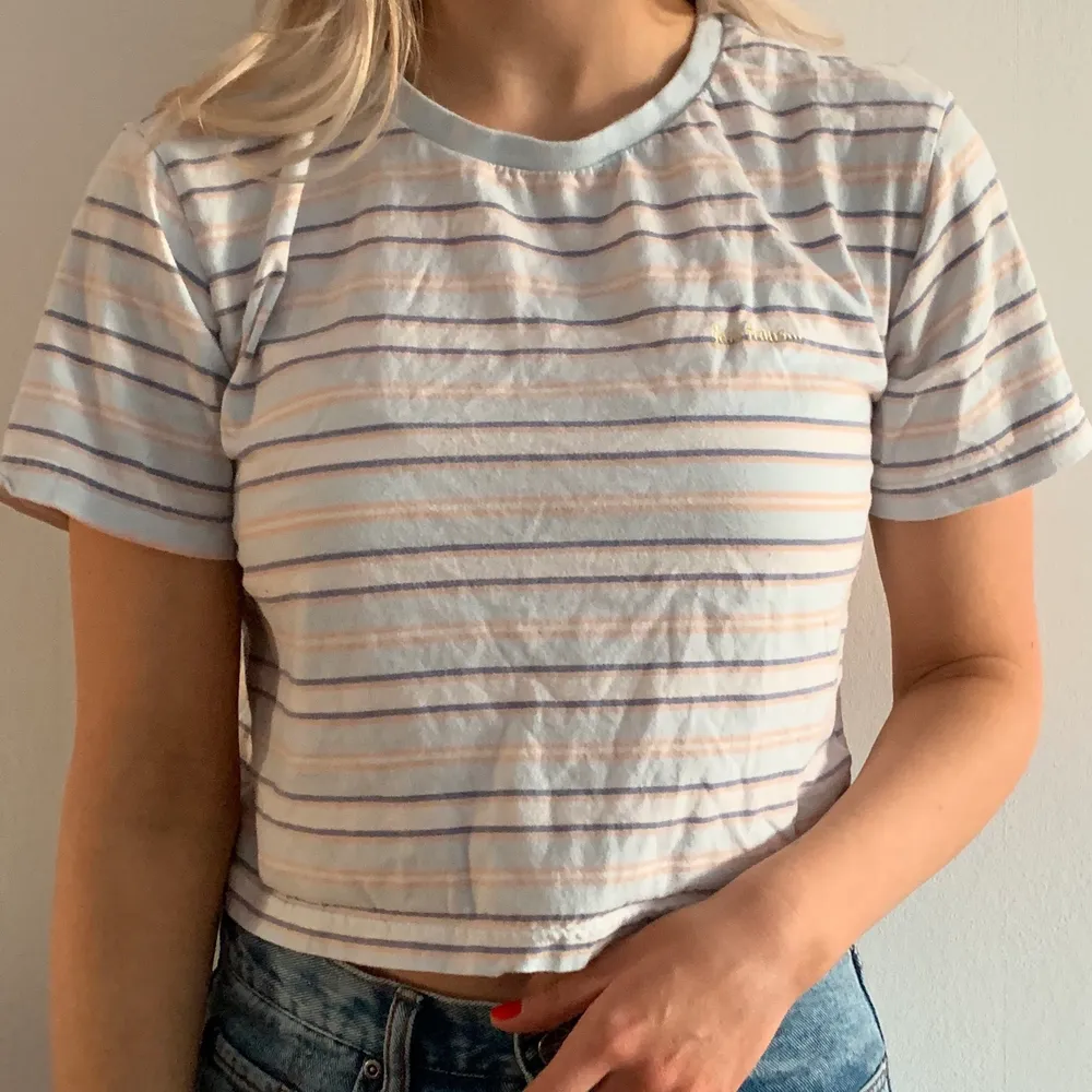 supersöt sommar t-shirt/crop top.  super bekväm.  det här är storlek M men passar S perfekt också.🌸. Toppar.