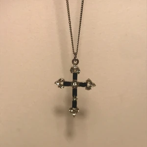 kors halsband - Hej, säljer att gammalt halsband jag köpte på en loppis för super länge sedan med inte kommit till användning så säljer i hopp om att någon ska kunna göra något bra av det. Den har inga tecken på slitage och ser som ny ut. Man kan justera storleken beronde hur man vill att den ska sitta. 