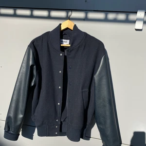 Baseballjacka - Säljer min älskade weekday jacka så jag behöver plats i garderoben. Från weekday herr i strl S men sitter oversized på mig som är 165 lång. Mörkblå Ull med skinnärmar.