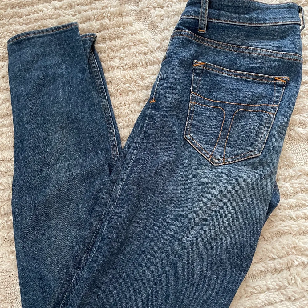 Superfina skinny jeans märke  Tiger of Sweden i mycket bra skick, Storlek w 27/ l 32 , pris 200 kr + 66 kr frakt. Jeans & Byxor.