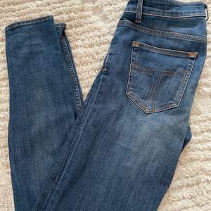 Superfina skinny jeans märke  Tiger of Sweden i mycket bra skick, Storlek w 27/ l 32 , pris 200 kr + 66 kr frakt