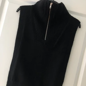 Stickad krage - Stickad krage med dragkedja från H&M. Innehåller bl a 6% ull. Helt oanvänd, prislappen sitter kvar. Finns vid Älvsjö torg att hämta. Kan även skickas via Postnord mot en fraktkostnad. Finns kvar till ordinarie pris på hemsidan.