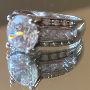 Ring  - Säljer pga av att den är för stor, Aldrig använd. Den är i älta silver köpt i ur och penn finns inte kvar i hemsidan. Orginalpris 398kr grattis frakt‼️💕 