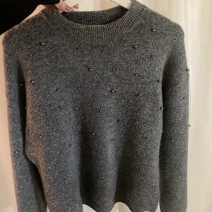 Stickad tröja med pärlor  - Från H&M, storlek S, lite större i modellen. Frakt 51kr