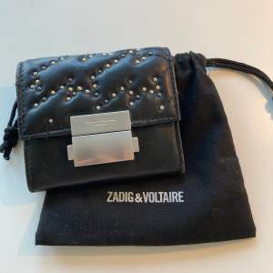 Jätte fin svart plånbok med silvriga detaljer från Zadig & Voltaire  som inte kommer till användning i bra kvalite köpt för 2000 säljer för 450.