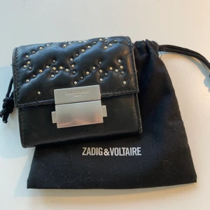 Plånbok från Zadig & Voltaire  - Jätte fin svart plånbok med silvriga detaljer från Zadig & Voltaire  som inte kommer till användning i bra kvalite köpt för 2000 säljer för 450.