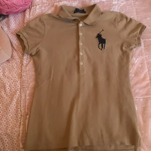 Ralph Lauren piké  - En beige/brun Ralph Lauren piké i Xs till Salu! Priset + frakt 📦 