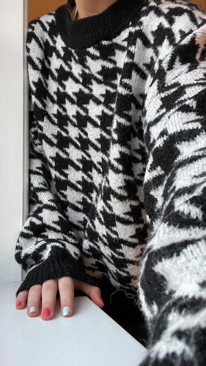 Svart Vit Stickad Tröja Från H&M - Super mysig och skön stickad tröja från H&M i strl M, lite oversized på mig som vanligtvis bär XS… Använd ca 3 ggr och säljs pågrund av att den inte kommer till användning