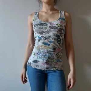 Unikt linne, coolt tryck, stl S - Unikt gråmelerat linne ifrån KiKi RiKi, coolt tryck med olika motiv (pinup, noter, MC, geting, mexikansk skalle, svärdfisk, ara) och färger, storlek S (passar nog XS-M). Finns för avhämtning i Malmö, alt kan skickas mot att köparen betalar frakten. 🤩🏍🐝🎶🎹💀