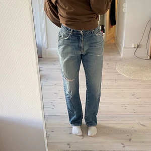 Raka jeans  - Snygga balla raka jeans köpta second hand. Sitter lowwaist på mig! Fint skick! 