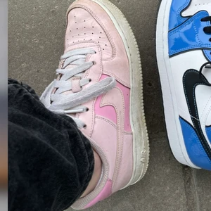 Rosa Nike skor - Rosa Nike skor. Lite sönder i hällen där av de billiga priset. Kontakta mig privat för fler bilder!💞