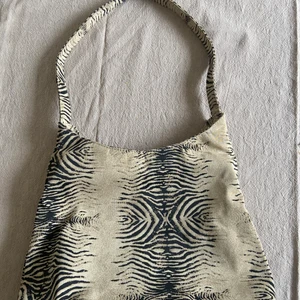 Väska  - Cool väska köpt second hand. Är i fint skick och har  aldrig använts av mig. 🥰