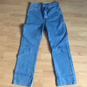 weekday jeans i modellen rowe. Storlek w30 l32. köparen står för frakt 💚