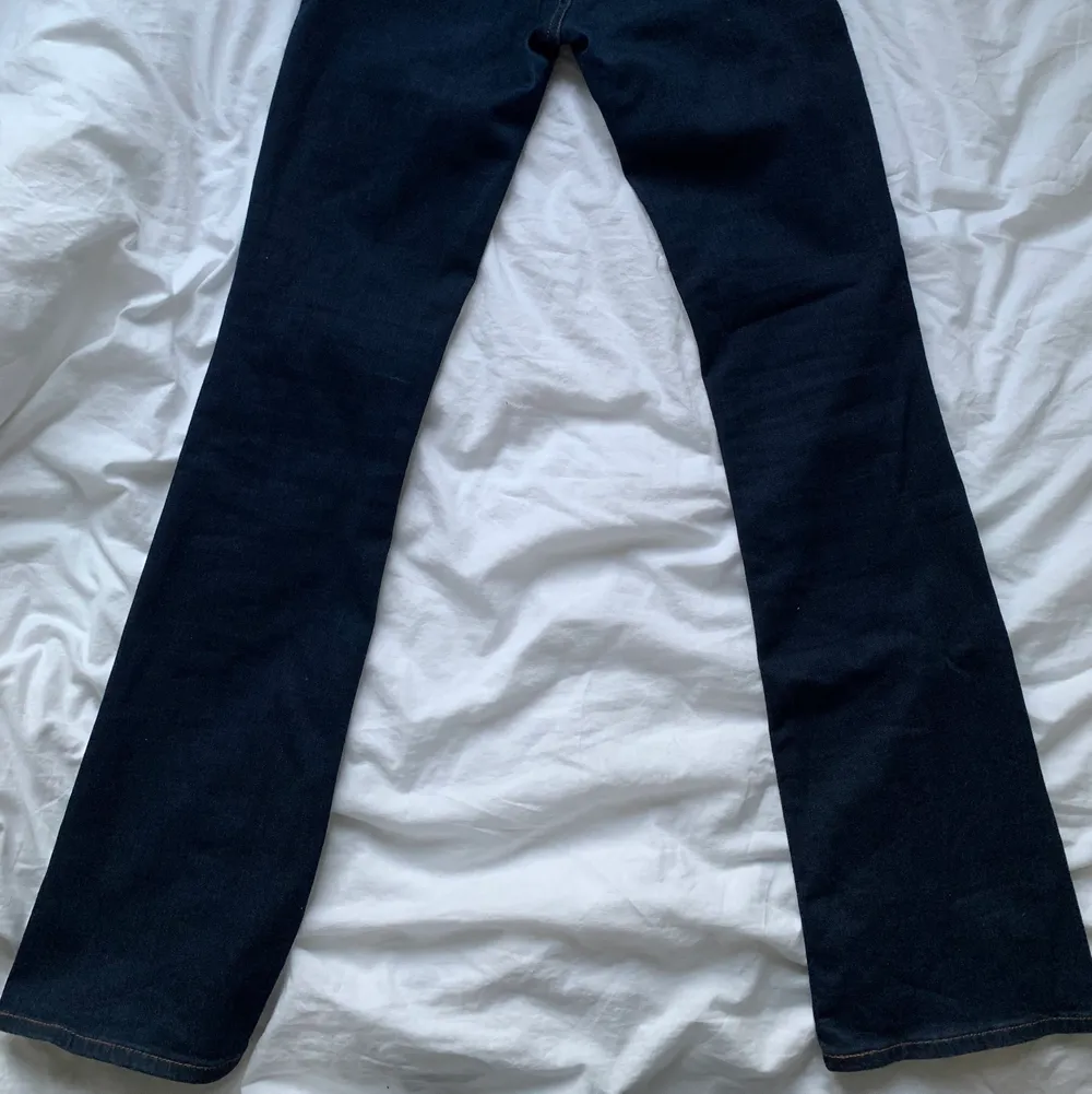 Säljer dessa fina lågmidjade Levi’s jeans i en mörkblå färg💗 kommer ej till användning pga att jag har liknande jeans. Köpt från sellpy och är i bra skick! Skriv till mig om ni har några frågor💞. Övrigt.