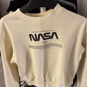 En tröja/hoodie - En helt oanvänd tröja från H&M 30kr