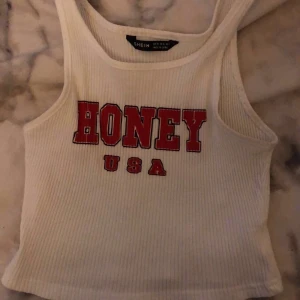 topp - säljer dennna topp från shein super skön och mjuk perfekt till sommaren