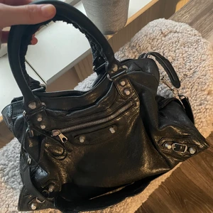 Balenciaga väska  - Intressekoll på min balenciaga väska. Självklart äkta! Säljer endast till bra pris. 