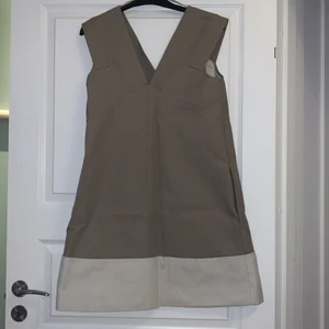 OANVÄND. Klänning från COS, - Superfin klänning från COS som tyvärr aldrig har kommit till användning. Nypris 890kr, säljer för 500, frakt ingår