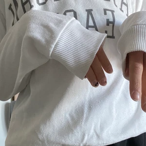 American eagle tröja -  Jätte skön collegetröja Som är andvänd några gånger Materialet inne i tröjan är lent fråga om det är nånting annat du vill veta och jag står inte för frakten men om du är intresserad ta reda på frakten är💕