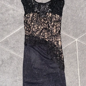 Fest klänning  - Säljer min jättefina klänning som är köpt för 1 år sen men kom aldrig till andvändning. Den är storlek 36 och sitter tajt. 