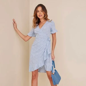 Klänning - Så fin sommarklänning!💙 Märket är Vero Moda men köpt på salt i stockholm, tror dock inte den går att få tag på längre!💘 Säljer då jag tycker att den är lite för lång på mig (jag är 162) så därför har den bara använts 2-3 gånger, i superfint skick!🌻 Skriv privat om fler bilder önskas💘 Obs❌ Första bilden är en klänning i samma modell, men min har blåa prickar och inte svarta/mörka som den på första bilden💘