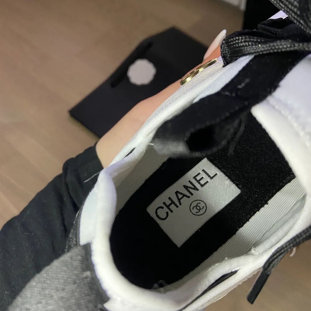 Ett par Chanel inspirerade sneakers, allt på bilden ingår så som kartong, påse och kvitto☺️. Skor.