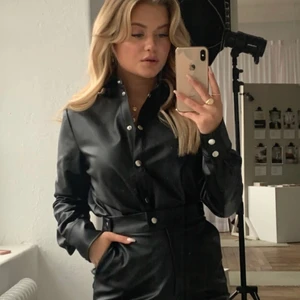 Skinnskjorta  - Säljer en jättesnygg skjorta i fake skinnmaterial från en utav misslisibells kollektioner med NA-KD, finns ej kvar på hemsidan då det var något årsen jag köpte den💕 Aldrig använd mer än testat är i bra skick. Kan skicka fler bilder privat vid intresse!!😍💞