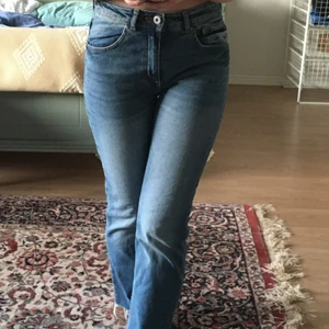 Midrise jeans - Superskönt och fina midrise jeans från hm. Storlek 36 men passar även på mig som har storlek 34. Dock lite stora för mig i midjan. 70kr+ frakt💕